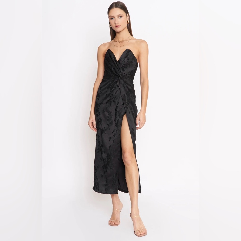 4SI3NNA Black Sleeveless Gown with Sweetheart Neckline